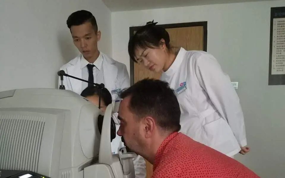 Ovidiu Simion a făcut control oftalmologic în spital.