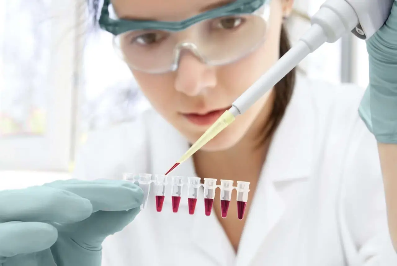 Poza-doctor-in-laborator