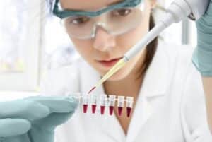 poza-unui-medic-in-laborator