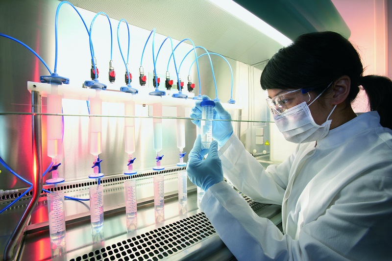 pracownik-w-trakcie-pracy-laboratoryjnej