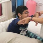 Saif în timpul unei sesiuni de fizioterapie
